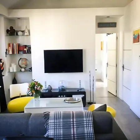 Charmant, Lumineux Et Calme T2 Equipe De 45m2, Avec Parking, A 100 M De La Et Du Marche * Pornichet